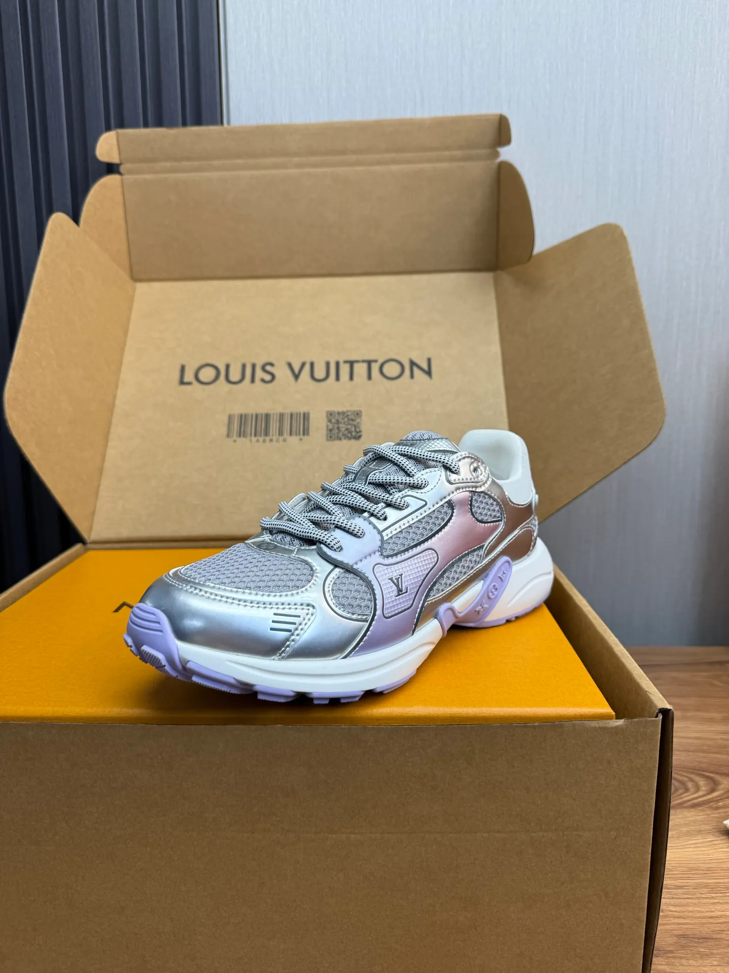 Men's shoes 💰600💰 🌈LV | Louis Vuitton 2025𝐬𝐬 🧡💚2025 spring and summer new style top version‼ ️The original version is the same. The counter specializes in the latest casual shoes. Hard goods are new🆕 🔥🔥🔥Top version: Couple model LV Louis Vuitton L House Donkey brand The latest Olympia series Couple model Silver Horn King Casual sneakers Running shoes This LV Olympia sneaker combines mesh fabric and metallic synthetic leather and other technical fabrics to reinterpret the classic running shoe design with a neat and simple design. Lightweight EVA outsole provides a stretchy fit. Rich details such as Monogram embossing and LV letters establish recognition. Exquisite packaging at the delivery counter 🛍📦 ▪️Fabrics: Original imported technical fabric + mesh ▪️Inner lining: Original customized breathable mesh ▪️Sole: Original molded rubber foam material ▪️Sole thickness: 3.5CM ▪️Size: 35--45 (customized for women 40 and men 45)
